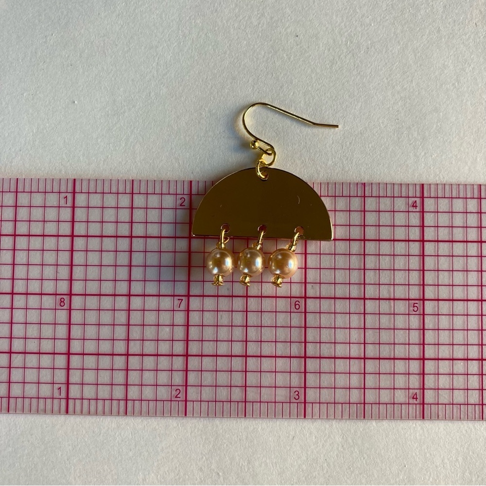 HAND CRAFTED EARRINGS Gold Half Moon & Peach Pearl Dangle Drop NWT - Picture 6 of 10